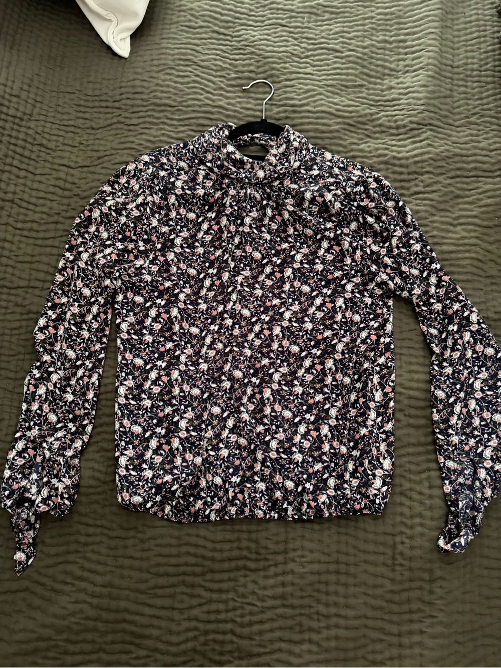 Evereve Allison Joy Women's Navy Floral Long-Sleeve Blouse